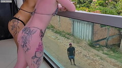 Duas gostosas nao sabem como enchero colchao inflavel e pedem ajuda a um homem talentoso que estava andando na rua Thumb